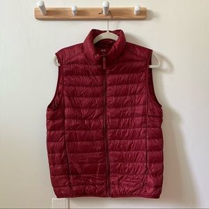 Uniqlo Red Ulta Lite Down Vest in Men’s Sz S